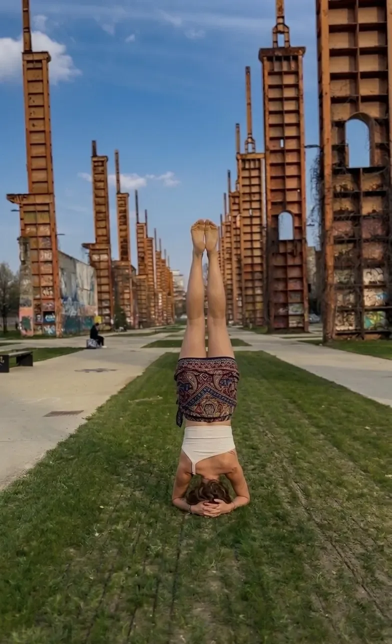 Insegnante di yoga a Torino in verticale urbana