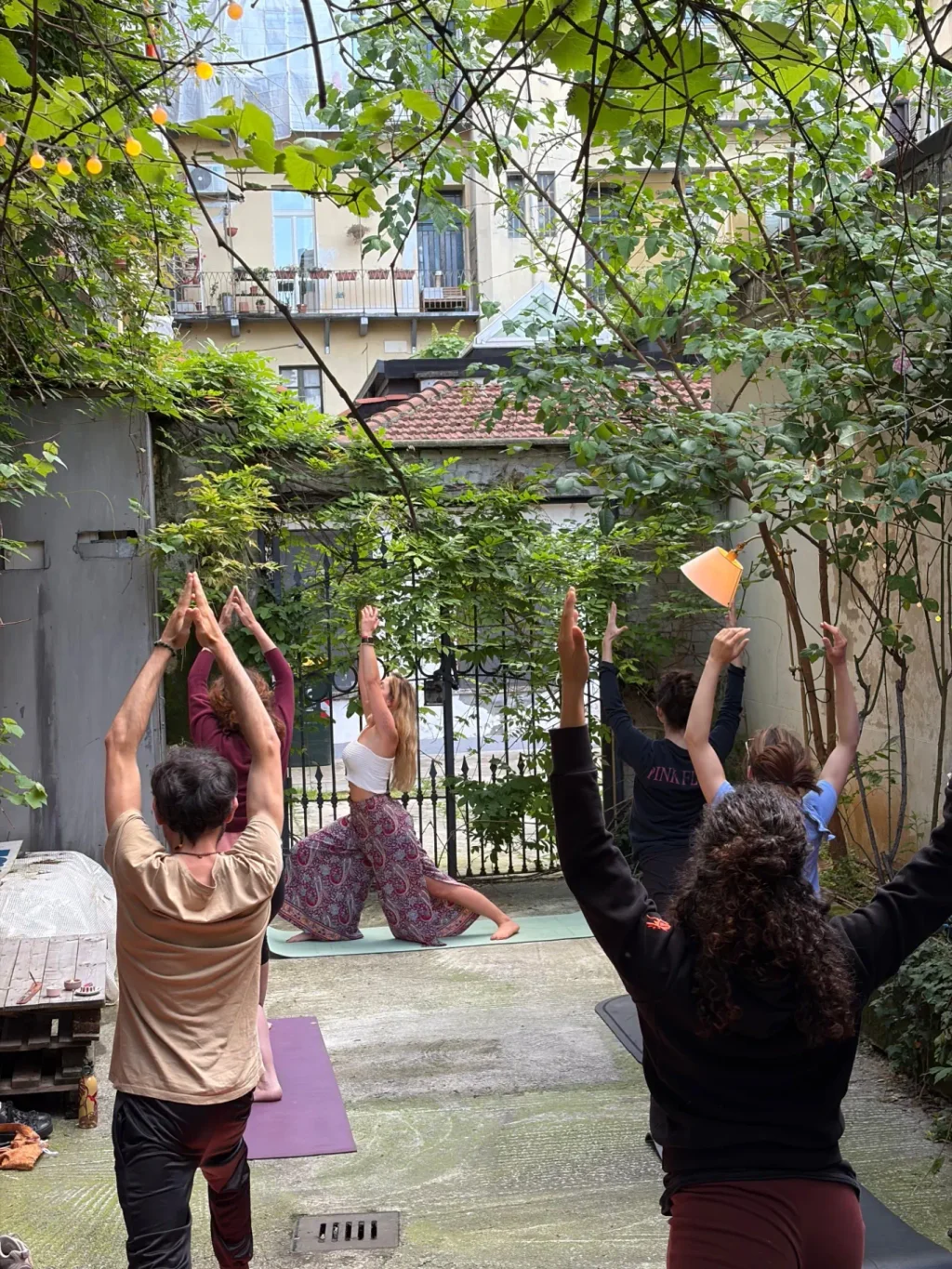 Lezione di Yoga al parco a Parco del Valentino